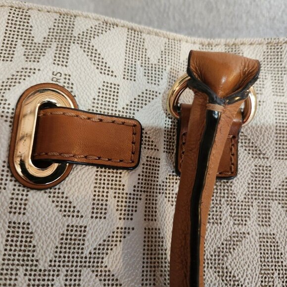 Michael Kors Hamilton Signature Vanilla Crossbody Tote Bag - Picture 9 of 16